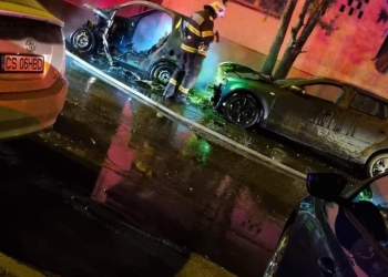 Timișoara: Mașini distruse de un incendiu pornit de la 2 tomberoane
