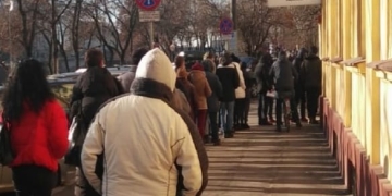 Nicolae Robu: „Timișorenii sunt DIN NOU umiliți, de data asta, puși să stea la cozi infernale pt a-și cumpăra abonamente rezidențiale de parcare!”