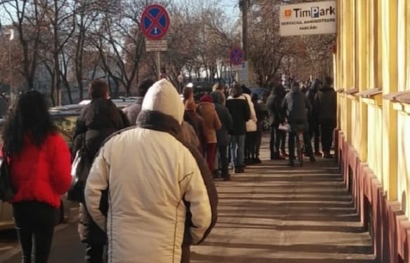 Nicolae Robu: „Timișorenii sunt DIN NOU umiliți, de data asta, puși să stea la cozi infernale pt a-și cumpăra abonamente rezidențiale de parcare!”