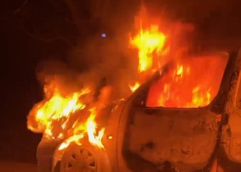 VIDEO O mașină a ars ca o torță, în mijlocul comunei Moșnița Nouă