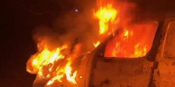 VIDEO O mașină a ars ca o torță, în mijlocul comunei Moșnița Nouă