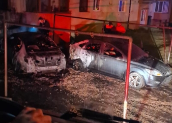 Două mașini au ars ca o torță în vestul țării