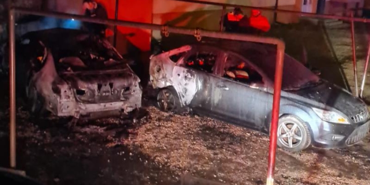 Două mașini au ars ca o torță în vestul țării