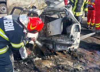 O mașină s-a înfipt într-un pom și a luat foc. Două persoane au murit