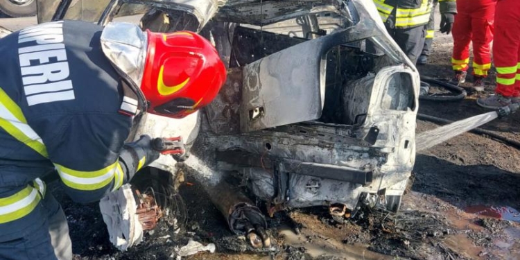 O mașină s-a înfipt într-un pom și a luat foc. Două persoane au murit