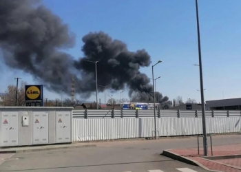 VIDEO Incendiu de proporții la un depozit de fier vechi din Oravița