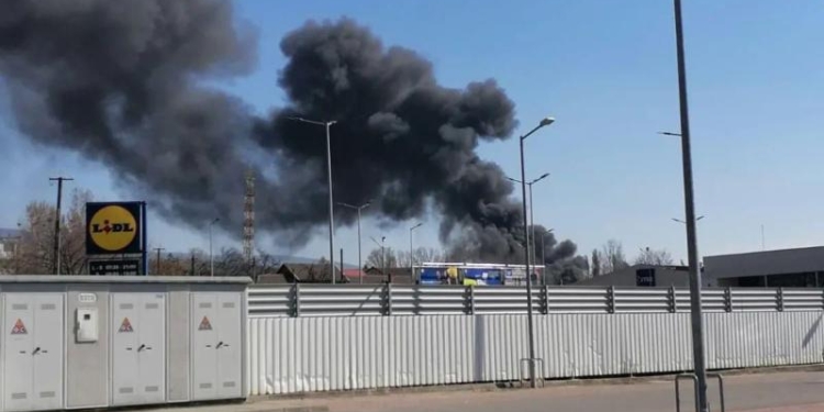 VIDEO Incendiu de proporții la un depozit de fier vechi din Oravița