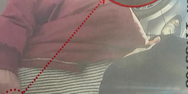 VIDEO Poliția caută un bărbat care a plecat de la un bancomat cu  2000 de lei uitați de altcineva. Imagini de pe camerele de supraveghere