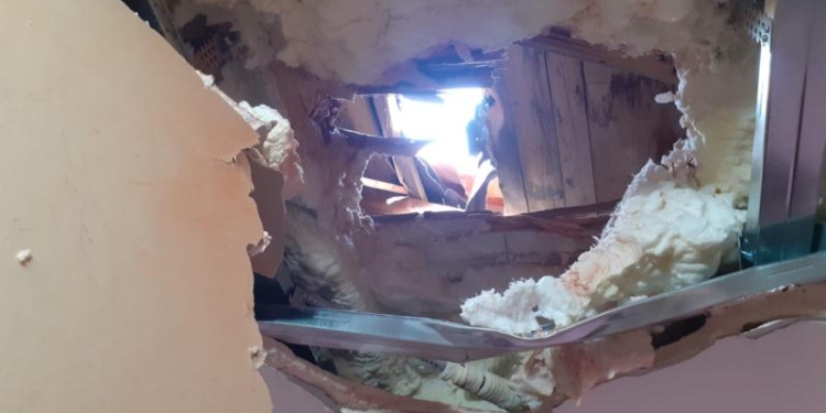 VIDEO piatră căzută din cer a spart acoperișul unei case