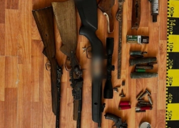 Percheziții în vestul țării. Sunt căutate persoane care dețineau arme și droguri