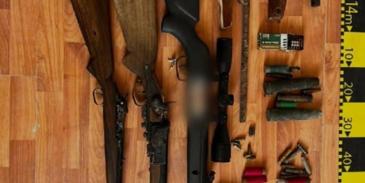 Percheziții în vestul țării. Sunt căutate persoane care dețineau arme și droguri