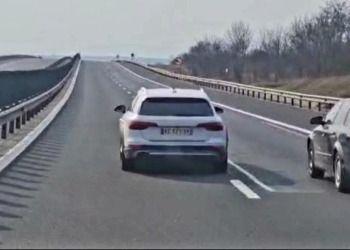 VIDEO Pericol în trafic! Doi șoferi fimați în timp ce se șicanează pe autostradă