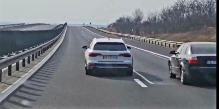 VIDEO Pericol în trafic! Doi șoferi fimați în timp ce se șicanează pe autostradă