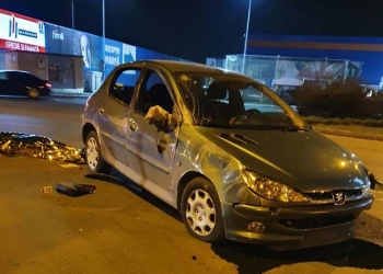 O femeie de 72 de ani a murit după ce a lovit un scuar și s-a răsturnat cu mașina pe șosea