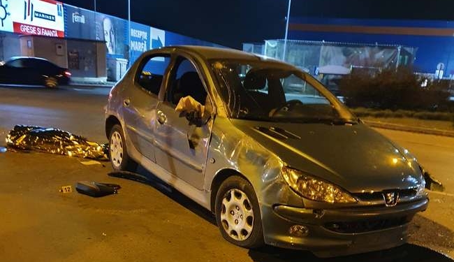 O femeie de 72 de ani a murit după ce a lovit un scuar și s-a răsturnat cu mașina pe șosea