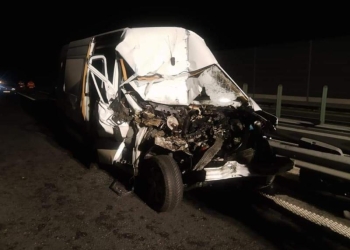 Accident între un microbus și un TIR. Șase oameni răniți