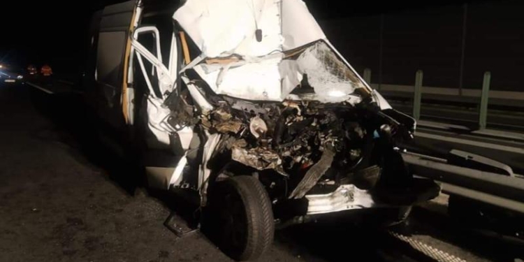 Accident între un microbus și un TIR. Șase oameni răniți