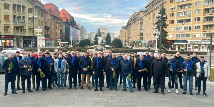 Raul „Brutus” Ambruș și partidul pe care l-a făcut cu PNL-iștii care n-au prins funcții, au împărțit flori de 8 martie prin Timișoara