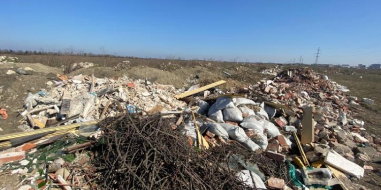 Firma care a fost sancționată pentru că a aruncat resturi din construcții și menajere pe zeci de metri pătrați, a mai luat o sancțiune pentru ca nu a curățat locul complet