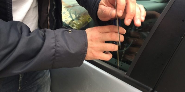 Atenție la hoții de mașini. Ce recomandă polițiștii