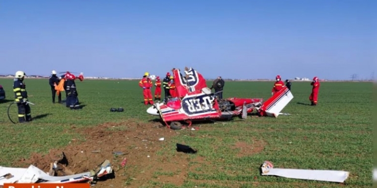 Un avion de acrobații s-a prăbușit în Prahova. Pilotul a murit