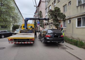 Atenție! Se ridică mașinile parcate neregulamentar