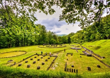 Turiștii care vor să ajungă la cetatea Sarmizegetusa Regia vor trebui să parcurgă o parte din traseu pe jos pentru că se fac reparații la drum