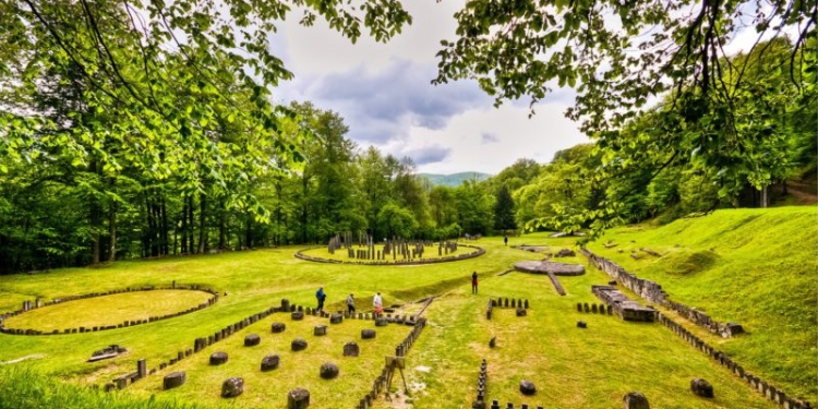 Turiștii care vor să ajungă la cetatea Sarmizegetusa Regia vor trebui să parcurgă o parte din traseu pe jos pentru că se fac reparații la drum