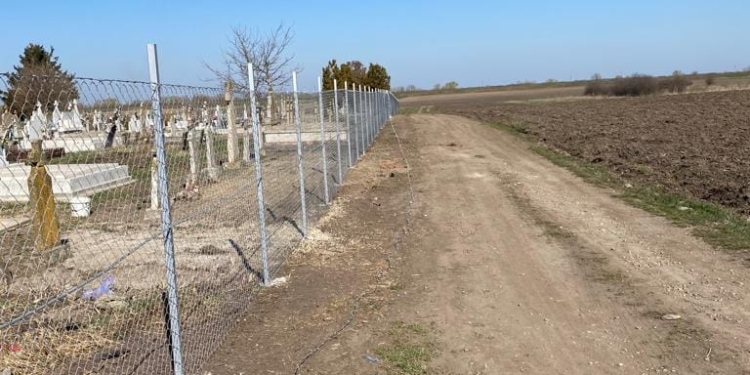 Sânmihaiu Român: Gard pentru cimitirul din localitate