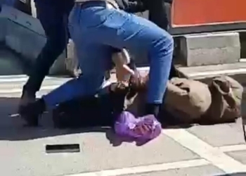 VIDEO Flangrant ca în filmele de acțiune! Polițiștii timișeni s-au dat „clienți” și au prins un tânăr suspectat de tâlhărie și furt