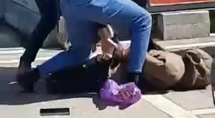 VIDEO Flangrant ca în filmele de acțiune! Polițiștii timișeni s-au dat „clienți” și au prins un tânăr suspectat de tâlhărie și furt