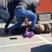 VIDEO Flangrant ca în filmele de acțiune! Polițiștii timișeni s-au dat „clienți” și au prins un tânăr suspectat de tâlhărie și furt
