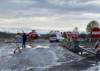 Copil preluat de elicopterul SMURD și trafic blocat, în urma unui accident în zona Coșava