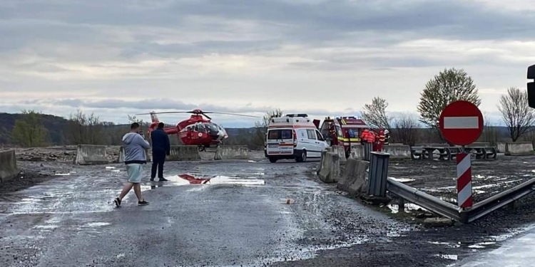 Copil preluat de elicopterul SMURD și trafic blocat, în urma unui accident în zona Coșava
