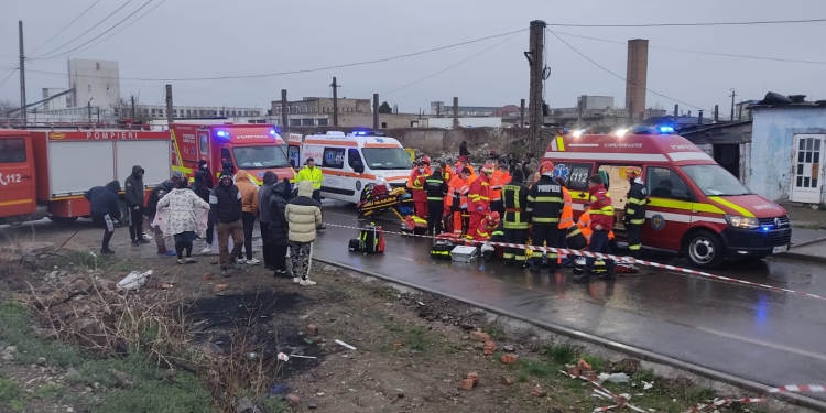 Șase persoane, între care 4 copii, găsite moarte într-o casă mistuită de incendiu
