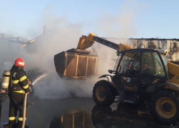 Incendiu la un depozit de reciclare celuloză și plastic