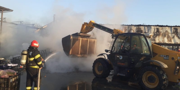 Incendiu la un depozit de reciclare celuloză și plastic