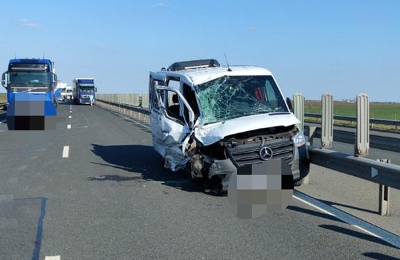 Accident cu un microbuz plin cu oameni și un TIR