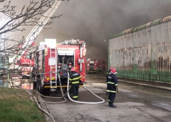 UPDATE: Locuitorii  din zonă au fost avertizați prin mesaj RO-Alert. VIDEO Incendiu puternic în Timișoara. Fumul gros se vede de la zeci de kilometri distanță