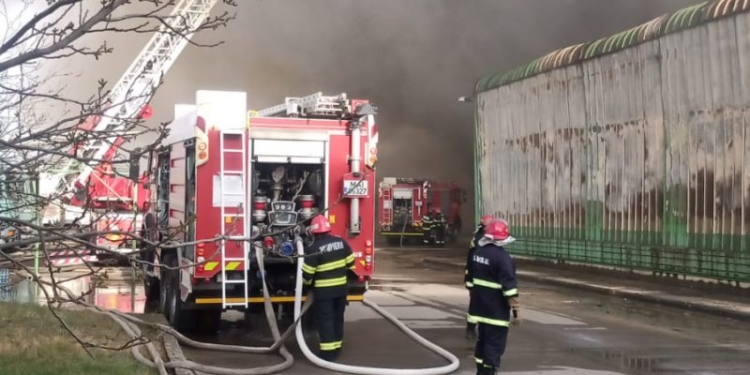 UPDATE: Locuitorii  din zonă au fost avertizați prin mesaj RO-Alert. VIDEO Incendiu puternic în Timișoara. Fumul gros se vede de la zeci de kilometri distanță