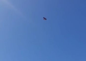 VIDEO Intervenție la înălțime. Un turist grav accidentat a fost ridicat zeci de metri cu targa de către elicopterul SMURD