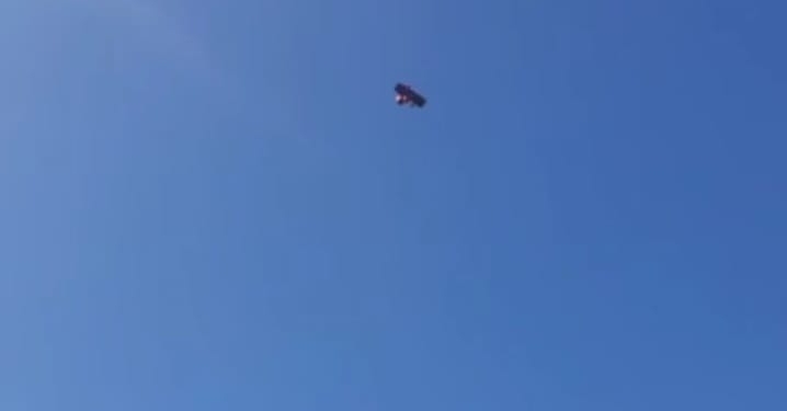 VIDEO Intervenție la înălțime. Un turist grav accidentat a fost ridicat zeci de metri cu targa de către elicopterul SMURD