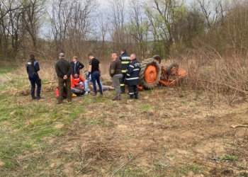 Un bărbat a murit strivit de tractor
