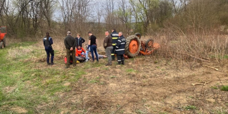 Un bărbat a murit strivit de tractor