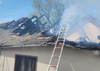 Acoperișul unei case mistuit de flăcări, chiar de Florii