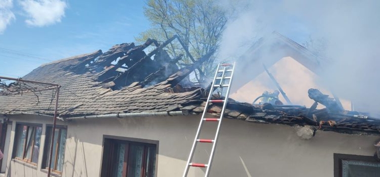 Acoperișul unei case mistuit de flăcări, chiar de Florii