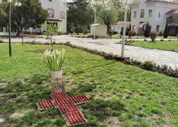 Măicuțele de la mănăstirea Timișeni de la Șag au vopsit ouăle