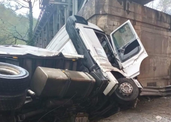 Accident pe DN 6, la Armeniș. Se circulă pe o bandă