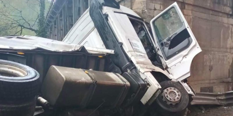 Accident pe DN 6, la Armeniș. Se circulă pe o bandă