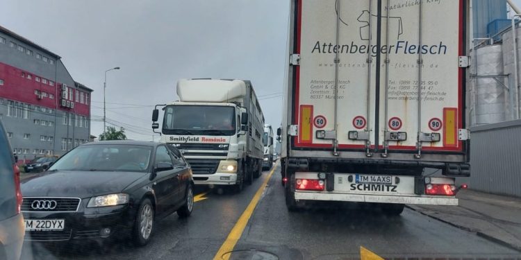Cu puțin noroc, reușiți să băgați în viteza a doua, pe bulevardul Stan Vidrighin din Timișoara! A fost închis un sens de circulație